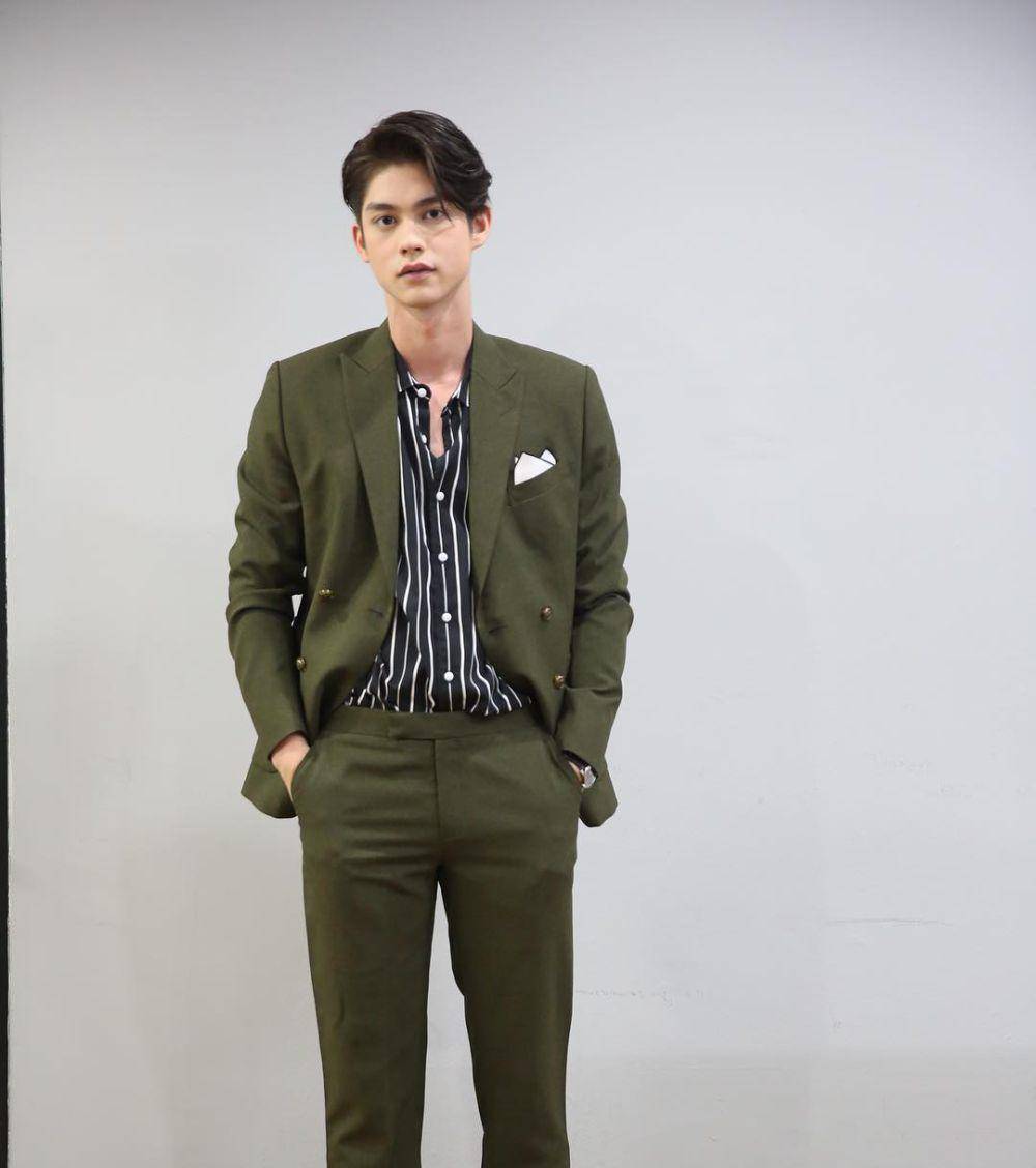 outfit monokrom ala Bright Vachirawit (instagram.com/bbrightvc)