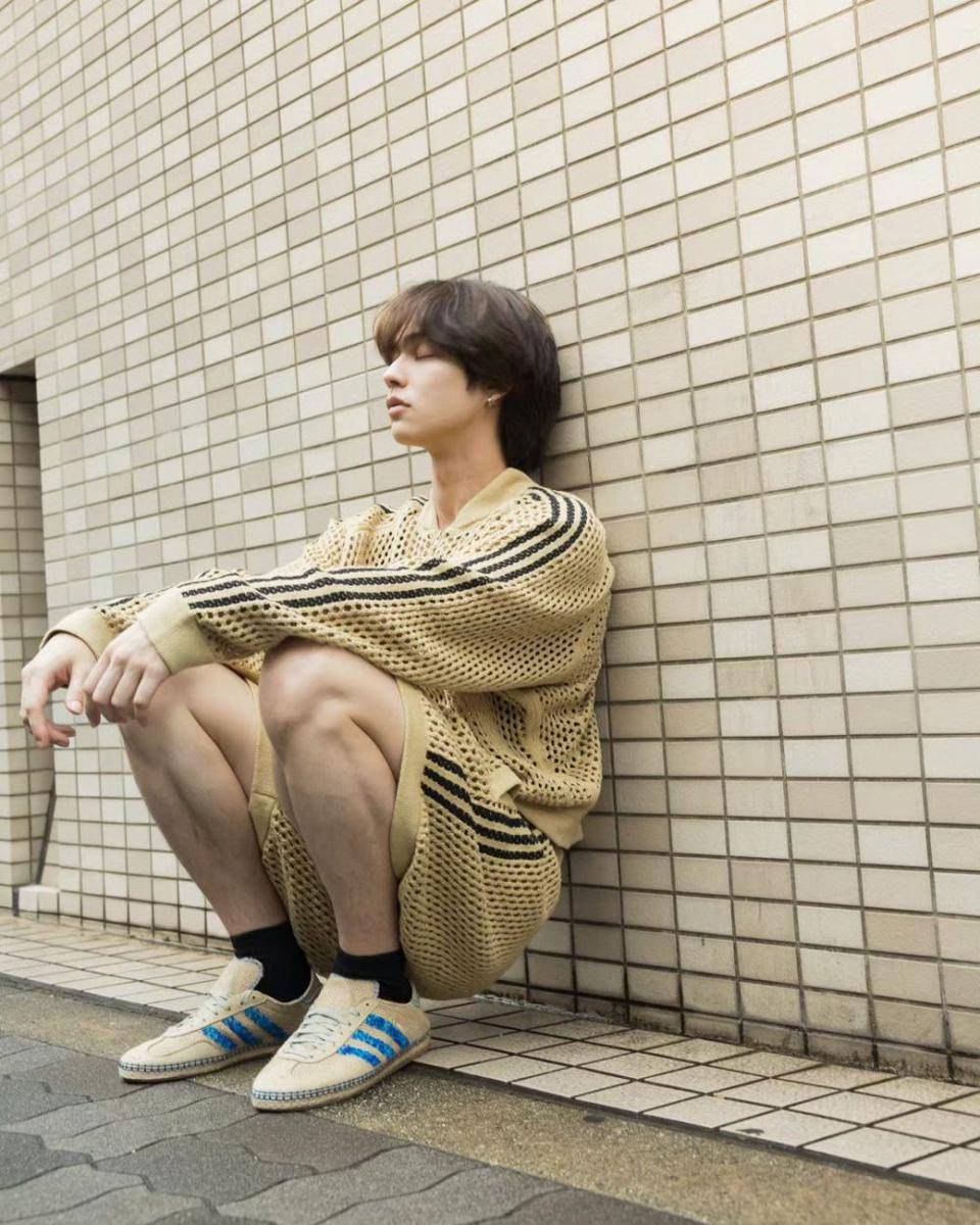 outfit monokrom ala Bright Vachirawit (instagram.com/bbrightvc)