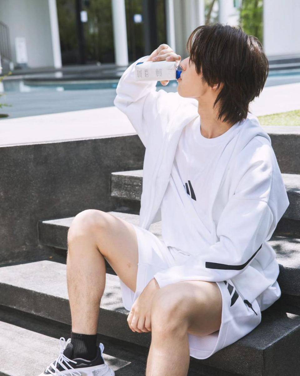 outfit monokrom ala Bright Vachirawit (instagram.com/bbrightvc)