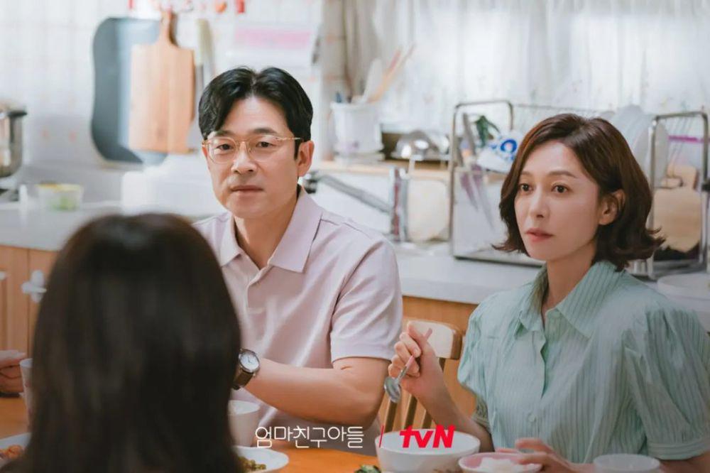 4 Transformasi Keluarga Choi Seung Hyo di Love Next Door