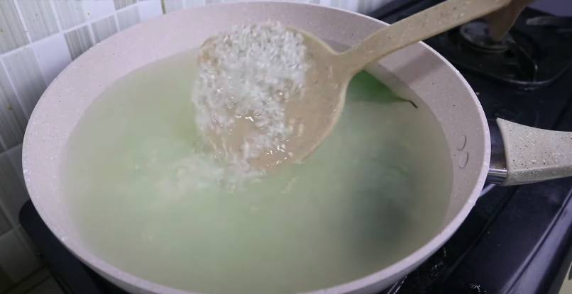 ilustrasi memasak beras untuk bubur ayam (YouTube.com/Ika Mardatillah)