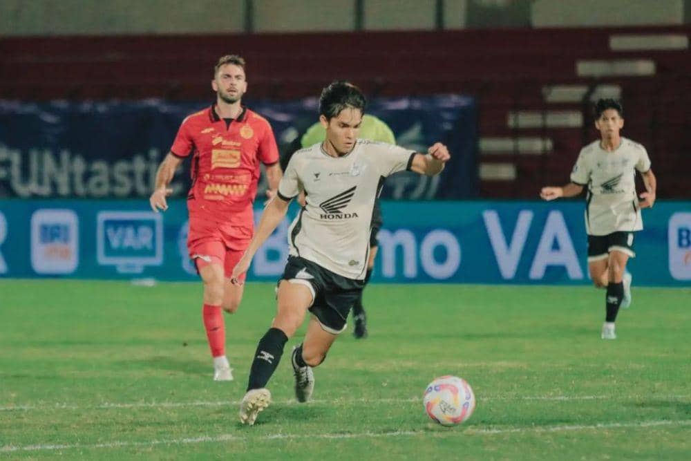 Aksi pemain PSM Makassar yakni Victor Dethan saat terlibat duel udara di laga pekan ketujuh BRI Liga 1 2024/25 melawan Persija Jakarta yang berlangsung di Stadion Sultan Agung Bantul, 29 September 2024. (Instagram.com/psm_makassar)