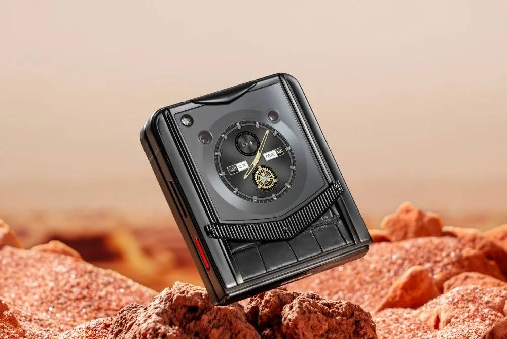 Layar luar Vertu IronFlip terbuat dari kristal safir 36mm yang tahan terhadap benturan (hoangvertu.com)