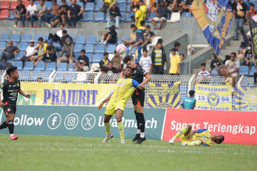 Pemain Persiraja Banda Aceh, Deri Antony Corfe, duel udara dengan pemain Persikota Tangerang. (Dokumentasi MO Persiraja Banda Aceh untuk IDN Times)