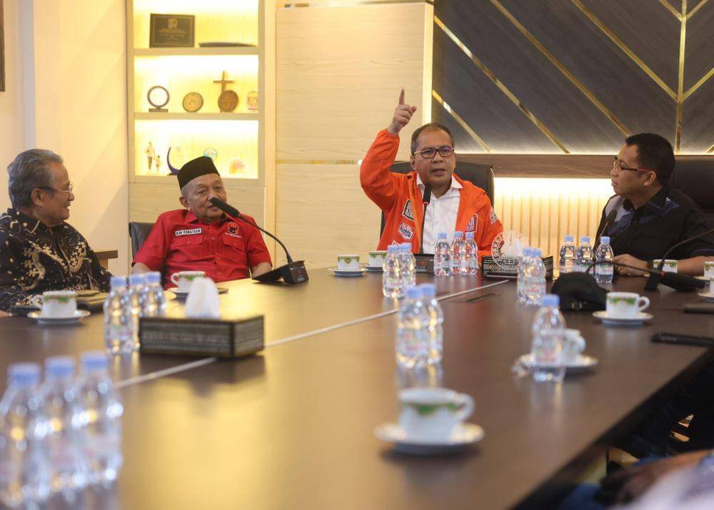 Calon Gubernur Sulawesi Selatan M. Ramdhan 'Danny' Pomanto saat kampanye dialogis dengan pengurus Kantor Badan Pekerja Sinode Toraja Utara, Senin (7/10/2024). (Dok. Istimewa)