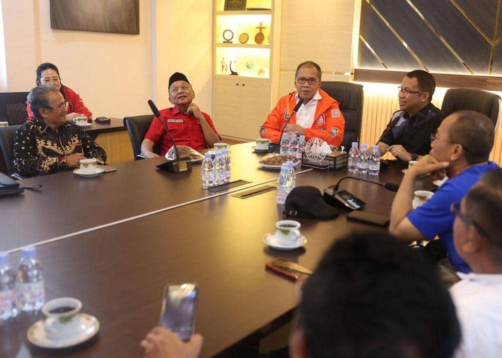 Calon Gubernur Sulawesi Selatan M. Ramdhan 'Danny' Pomanto saat kampanye dialogis dengan pengurus Kantor Badan Pekerja Sinode Toraja Utara, Senin (7/10/2024). (Dok. Istimewa)