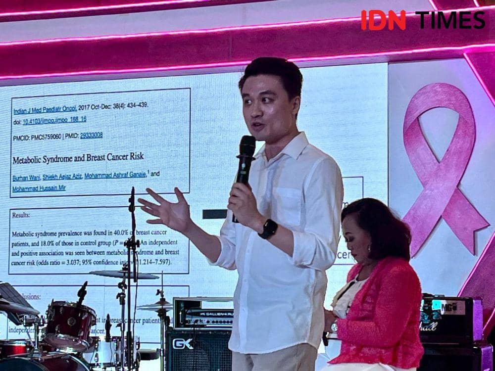 Dokter spesialis penyakit dalam RS Khusus Bedah Columbia Asia Semarang, dokter Aldrich Kurniawan Liemarto, Sp.PD.,FINASIM, AIFO-K mengedukasi masyarakat di kegiatan Breast Cancer Campaign yang diselenggarakan Mal Ciputra Semarang, Senin (7/10/2024). (IDN Times/Anggun Puspitoningrum)