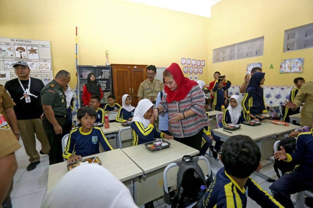 Siswa SD di Semarang Nikmati Masakan Katering di Makan Siang Bergizi