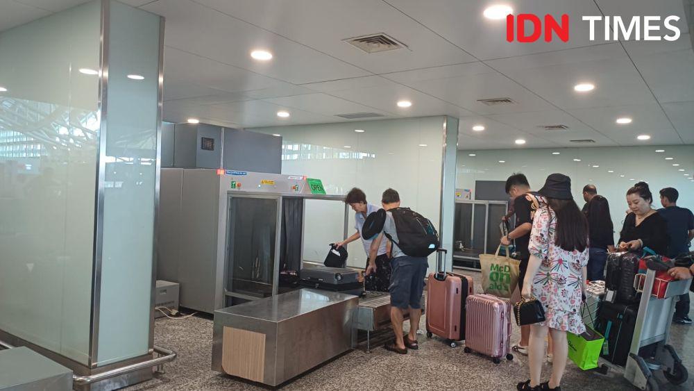 Potret pemeriksaan barang di mesin x-ray bandara (IDN Times/Dhiya Awlia Azzahra)
