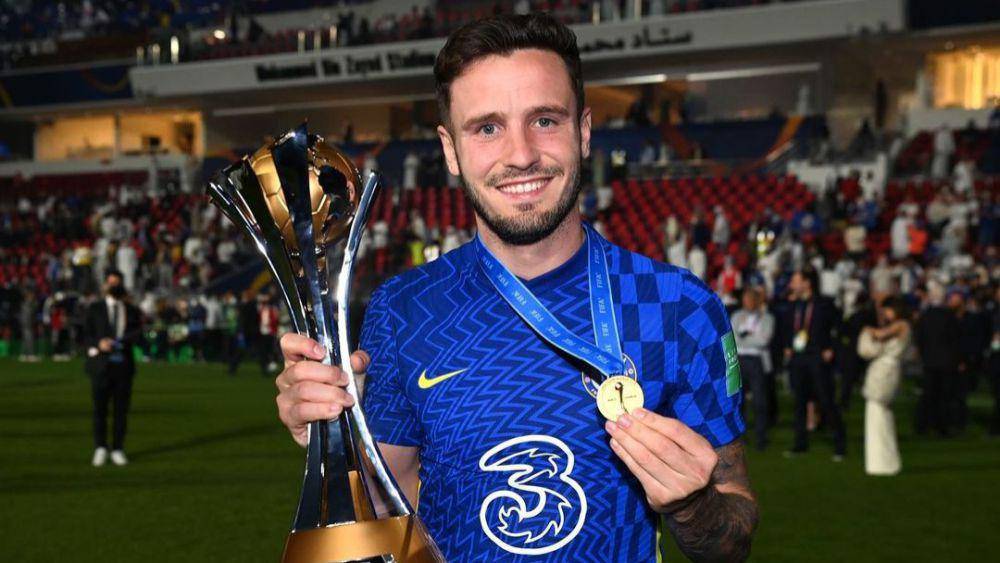 Saul Niguez memegang trofi Piala Dunia Antarklub 2021. (instagram.com/saulniguez)