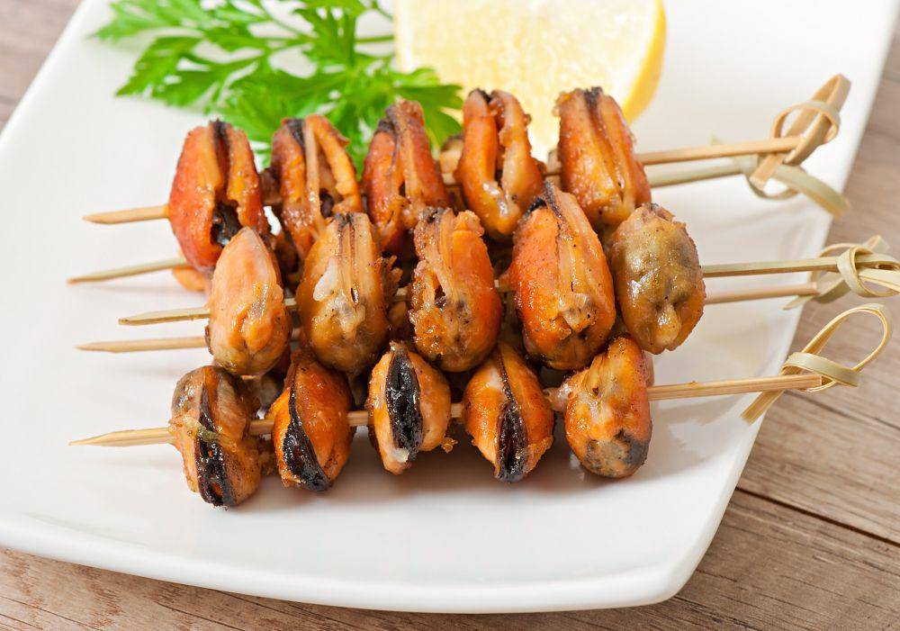 ilustrasi sate kerang (freepik.com/timolina)