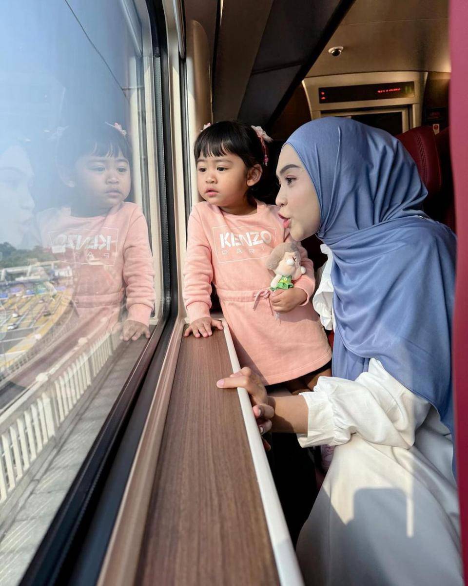 Potret Ria Ricis dan Moana naik kereta api (instagram.com/riaricis1795)