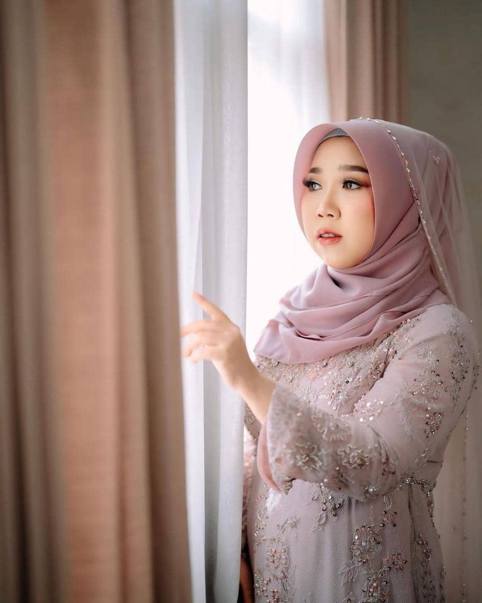 Kiky Saputri berhijab berpose untuk potret yang diunggah melalui akun Instagram @kikysaputrii pribadinya.