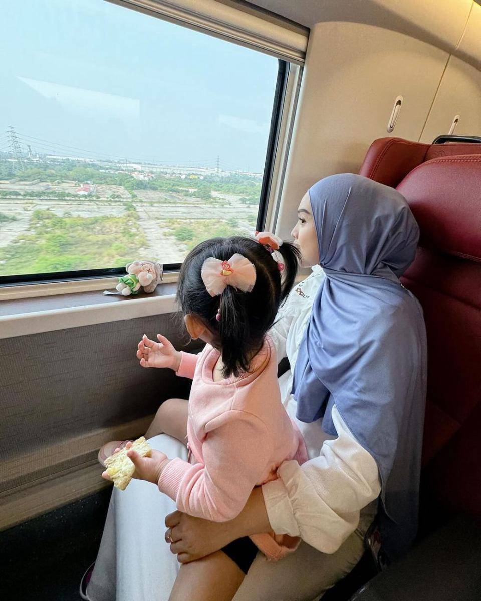 Potret Ria Ricis dan Moana naik kereta api (instagram.com/riaricis1795)