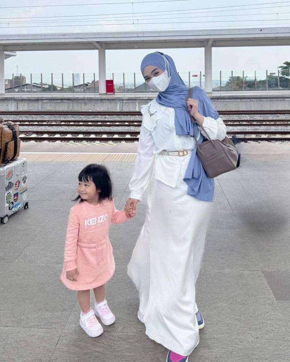 Potret Ria Ricis dan Moana naik kereta api (instagram.com/riaricis1795)