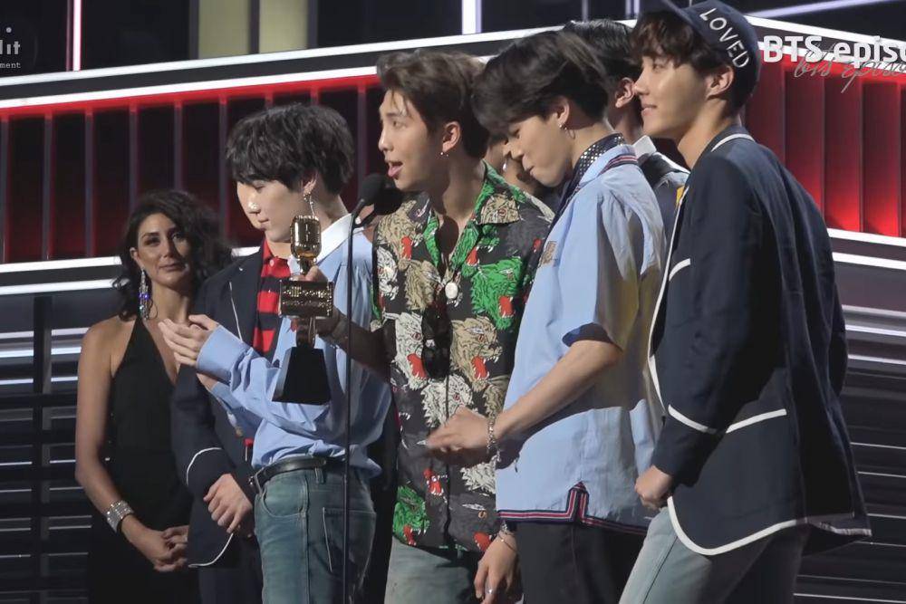 Potret BTS menerima penghargaan di BBMAs 2018(youtube.com/BANGTANTV)