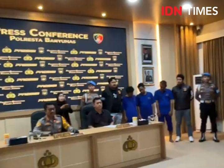 Sebagian pelaku perampokan di rumah aris yang berhasil ditangkap dan kasus pencurian mobil dihadirkan saat jumpa pers. Selasa (8/10/2024).(IDN Times/Cokie 6)