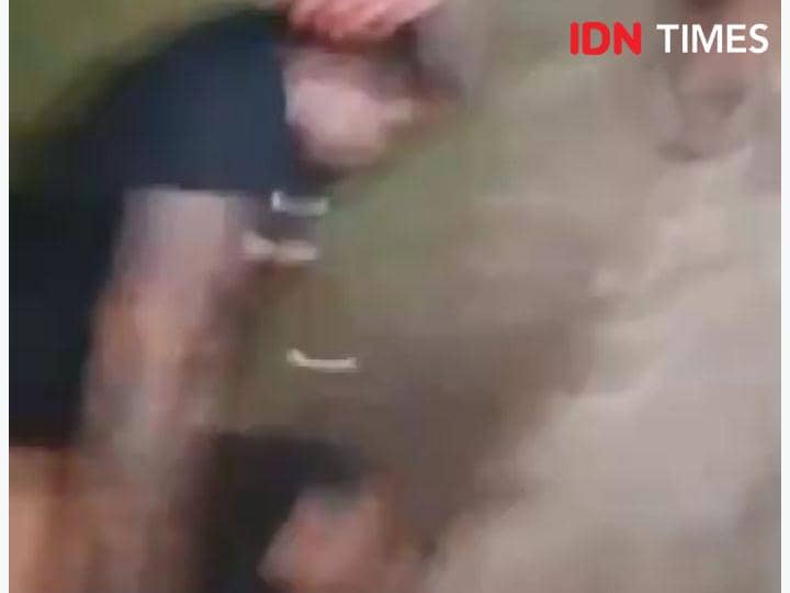 Dua pelaku upaya perampokan (foto diblur)  yang ditangkap saat jadi bulan bulanan warga kemranjen, Jumat (4/10/2024).(IDN Times/Tangkapan layar)