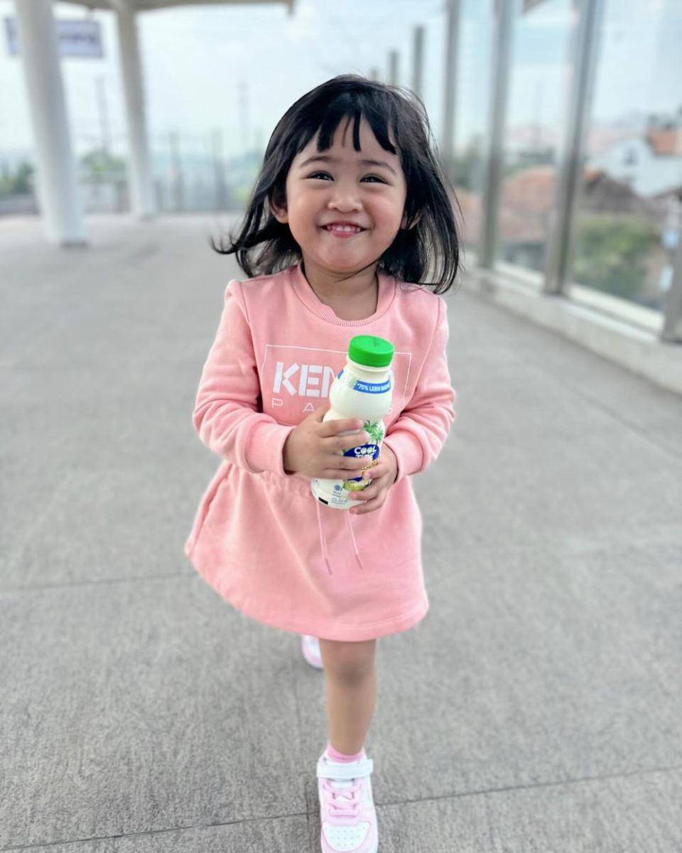 Potret Ria Ricis dan Moana naik kereta api (instagram.com/riaricis1795)