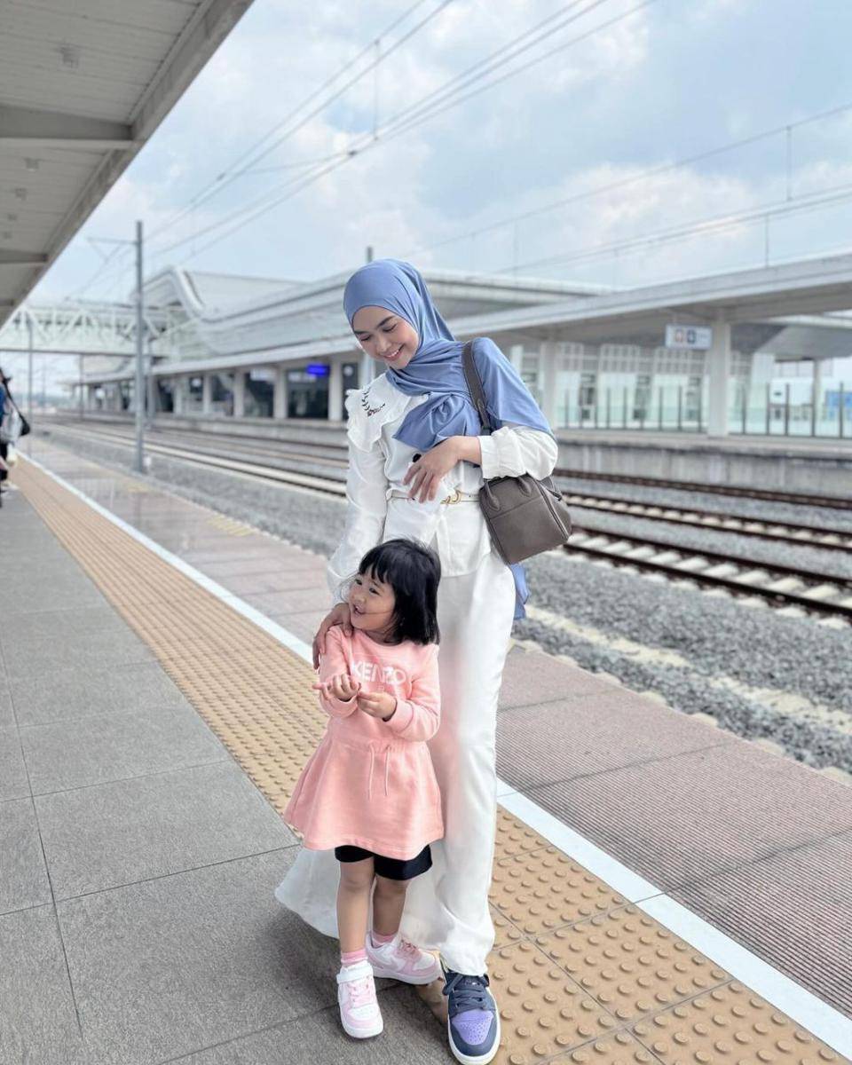 Potret Ria Ricis dan Moana naik kereta api (instagram.com/riaricis1795)