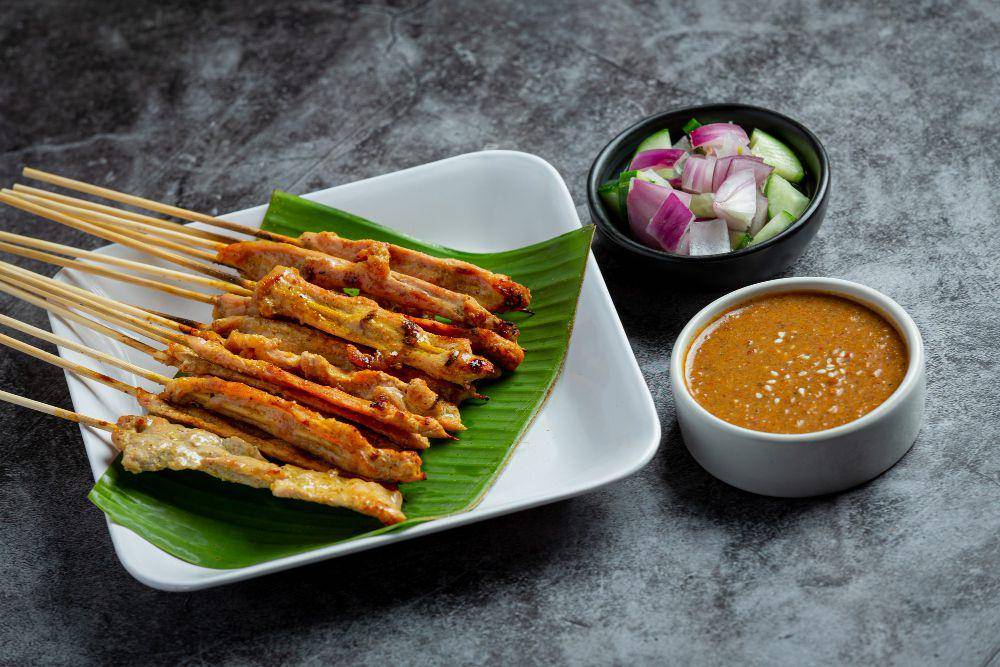 ilustrasi sate ayam (freepik.com/jcomp)