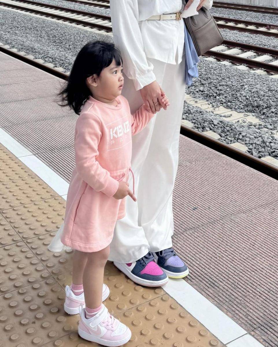 Potret Ria Ricis dan Moana naik kereta api (instagram.com/riaricis1795)
