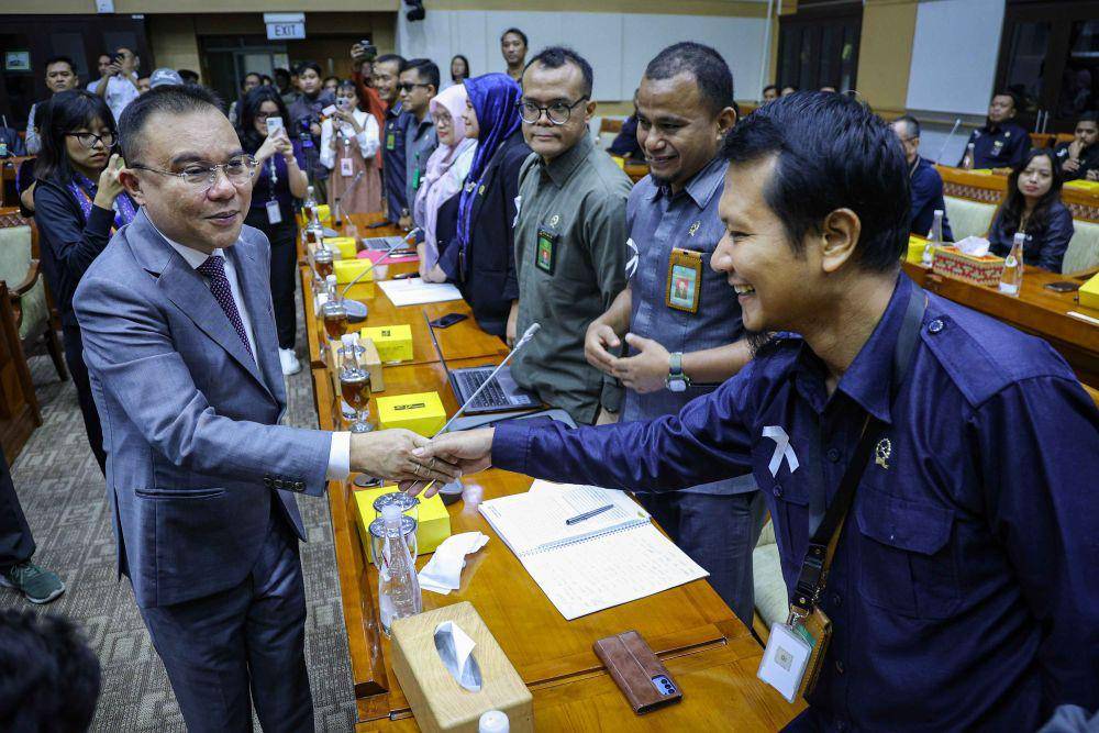 Wakil Ketua DPR Sufmi Dasco Ahmad (kiri) berjabat tangan dengan perwakilan Koordinator Solidaritas Hakim Indonesia Rangga Lukita Desnata (kanan) sebelum memulai audiensi di Kompleks Parlemen, Senayan, Jakarta, Selasa (8/10/2024). (ANTARA FOTO/Dhemas Reviyanto)