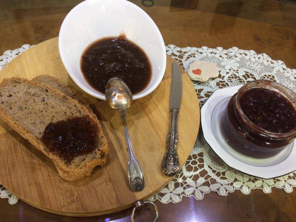 ilustrasi selai blue plum untuk dimakan bersama roti (commons.wikimedia.org/Orhidejasonce)