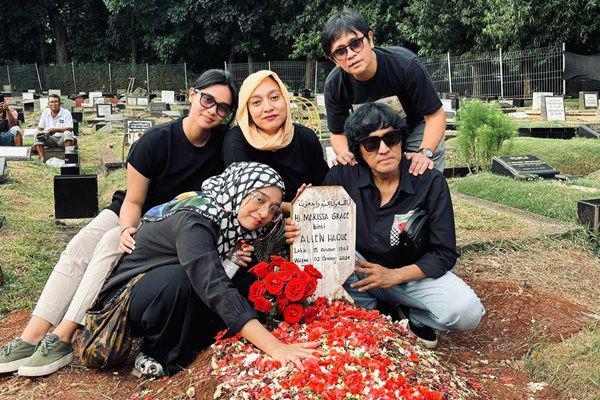 7 Potret Ikang Fawzi dan Anak Ziarah ke Makam Marissa Haque