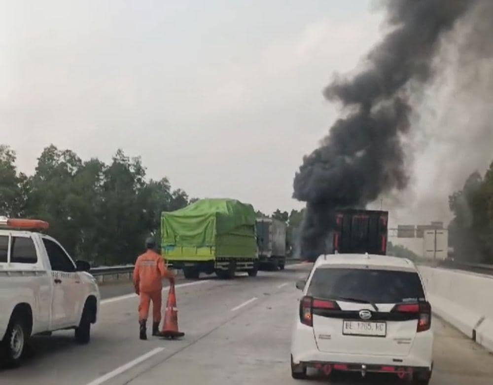 Insiden kebakaran truk kontainer hangus terbakar di KM 139+600 B Jalan Tol Trans Sumatera (JTTS) Ruas Bakauheni-Terabanggi Besar (Bakter), Selasa (08/10/2024). (IDN Times/Istimewa).