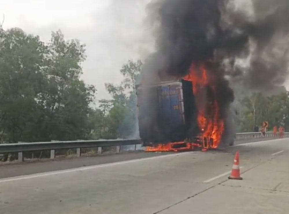 Kepulan Asap Hitam Membumbung, Truk Kontainer Terbakar di Tol Bakter