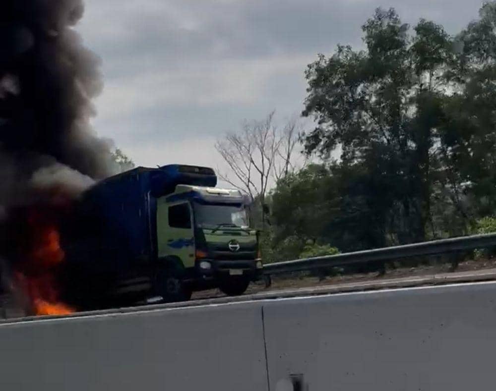 Insiden kebakaran truk kontainer hangus terbakar di KM 139+600 B Jalan Tol Trans Sumatera (JTTS) Ruas Bakauheni-Terabanggi Besar (Bakter), Selasa (08/10/2024). (IDN Times/Istimewa).