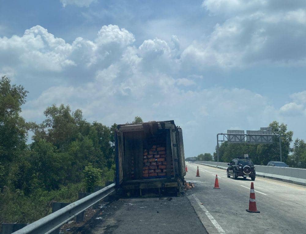 Insiden kebakaran truk kontainer hangus terbakar di KM 139+600 B Jalan Tol Trans Sumatera (JTTS) Ruas Bakauheni-Terabanggi Besar (Bakter), Selasa (08/10/2024). (IDN Times/Istimewa).