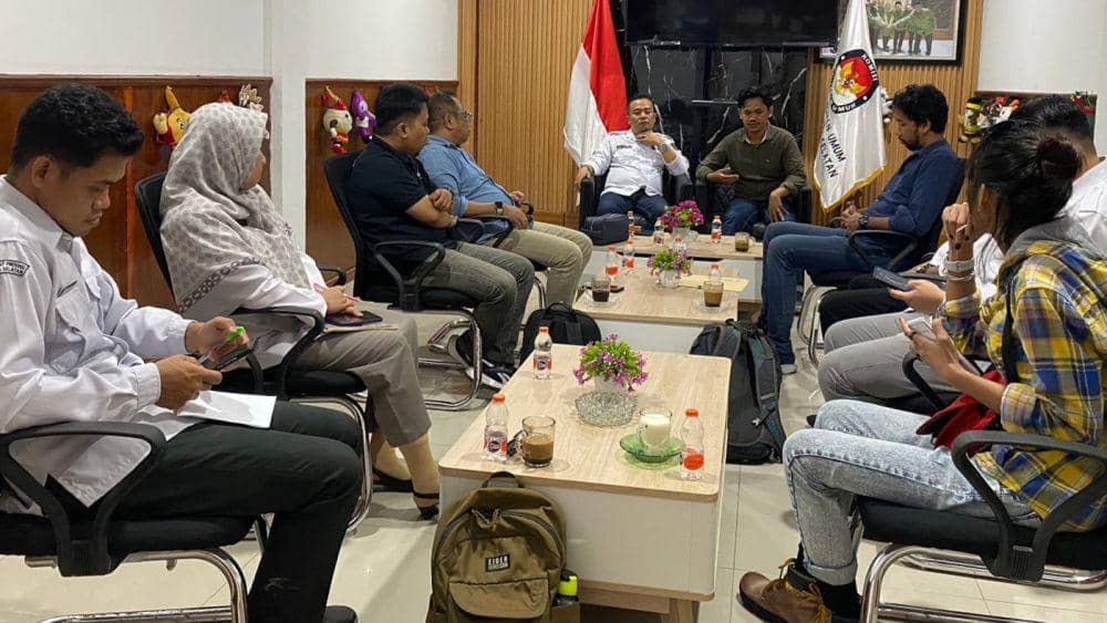 WALHI Sulsel audiensi di kantor KPU Sulsel, Senin (7/10/2024). (Dok. WALHI Sulsel)