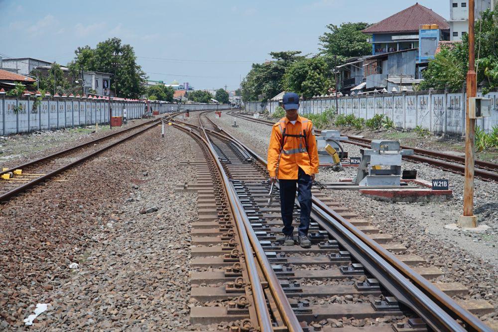 KAI Larang Keras Masyarakat Ngabuburit di Sepanjang Jalur Kereta Api