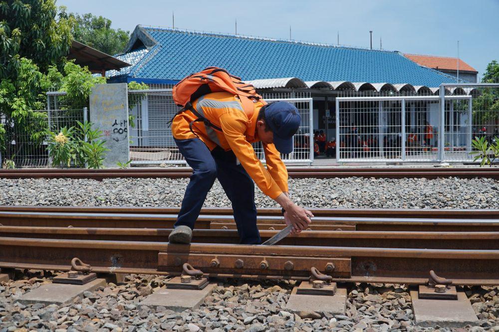 Purwa Rupa Aktivitas Petugas Pemeriksa Rel: Mengukur, Mengunci, Merapikan