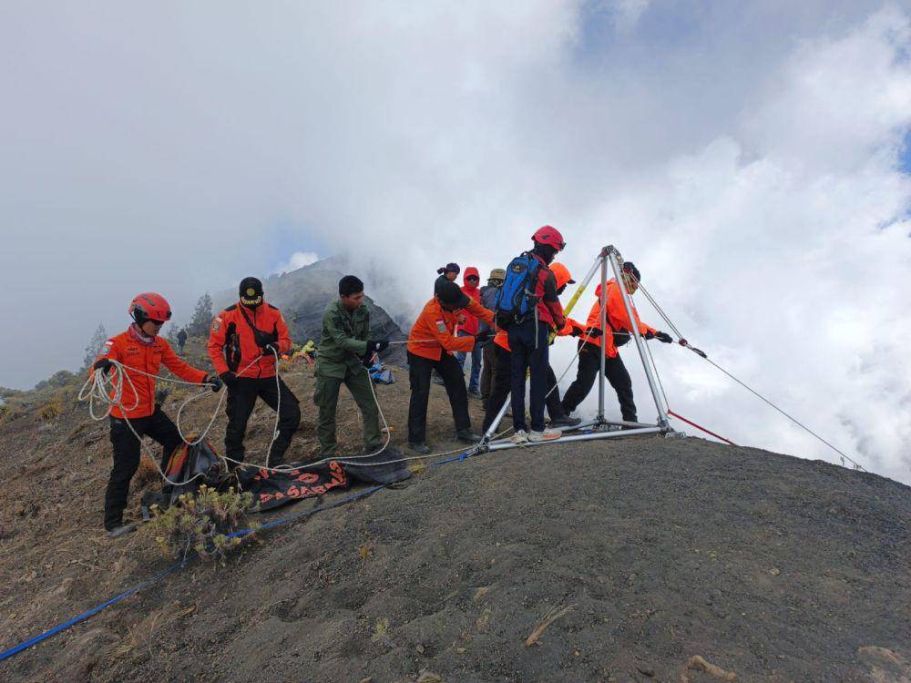 Proses evakuasi jenazah pendaki asal Jakarta Kaifat Rafi Mubarok (16) oleh Tim SAR gabungan di Gunung Rinjani, Selasa (8/10/2024). (dok. SAR Mataram)