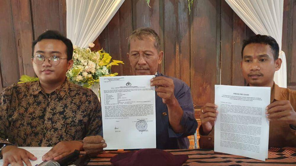 Pihak kuasa hukum korban menunjukkan laporan polisi terkait dugaan penganiayaan oleh oknum lurah Sidoluhur. (IDN Times/Tunggul)