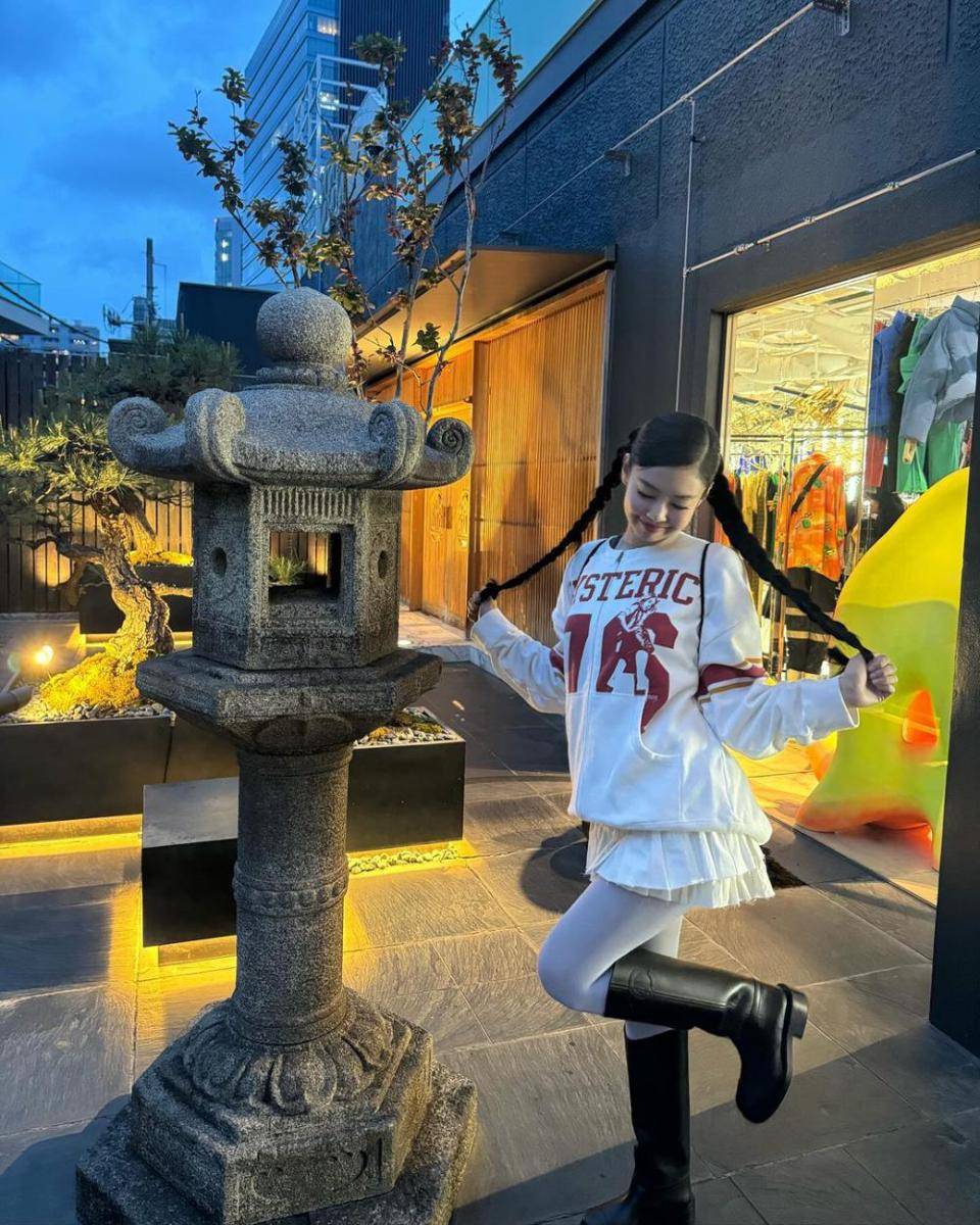 ide padu padan mini skirt ala Jennie BLACKPINK (instagram.com/jennierubyjane)
