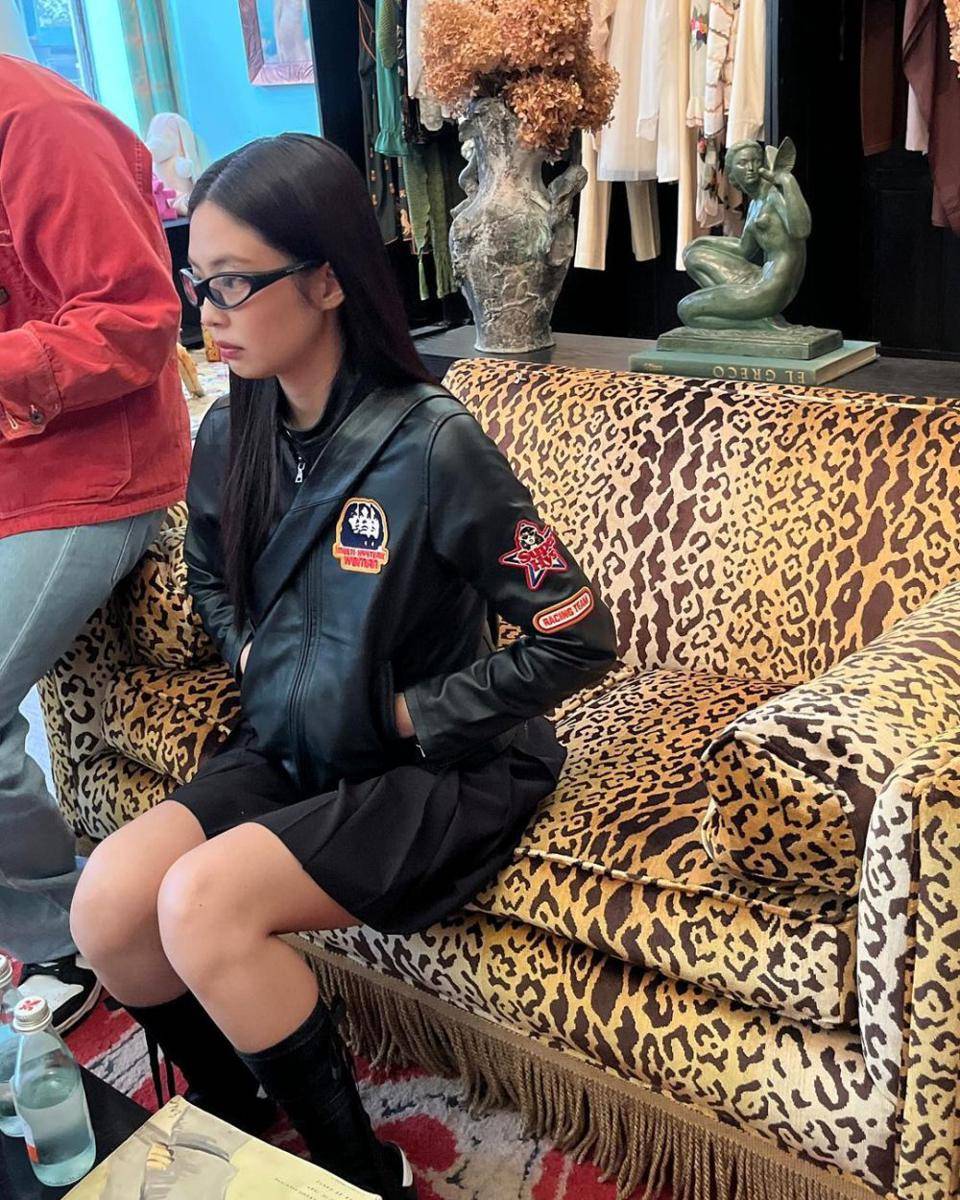 ide padu padan mini skirt ala Jennie BLACKPINK (instagram.com/jennierubyjane)