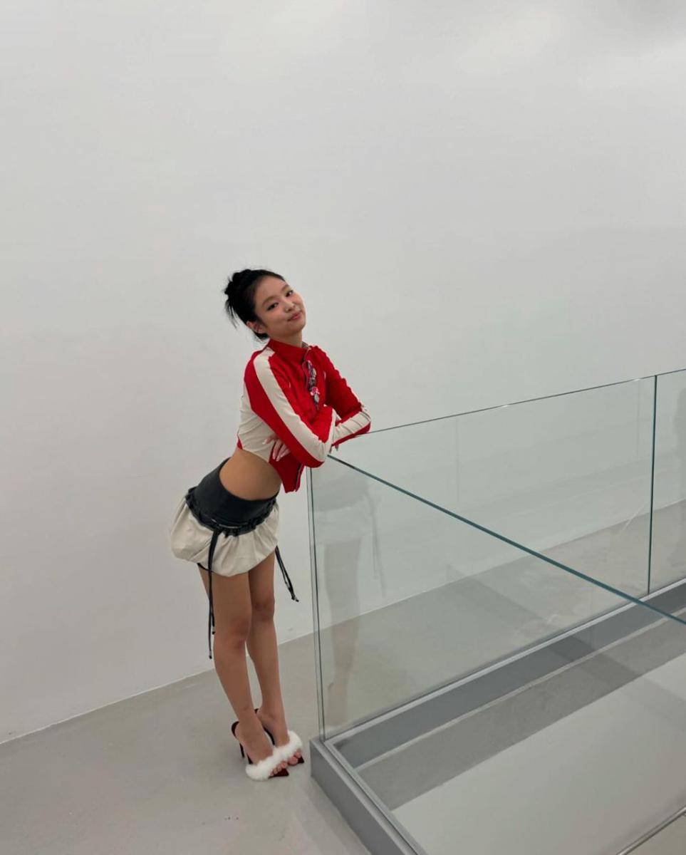 ide padu padan mini skirt ala Jennie BLACKPINK (instagram.com/jennierubyjane)