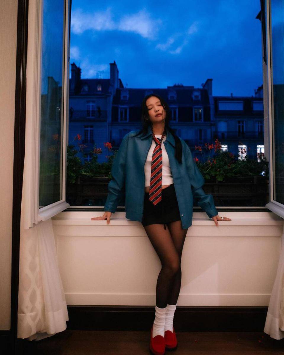 ide padu padan mini skirt ala Jennie BLACKPINK (instagram.com/jennierubyjane)