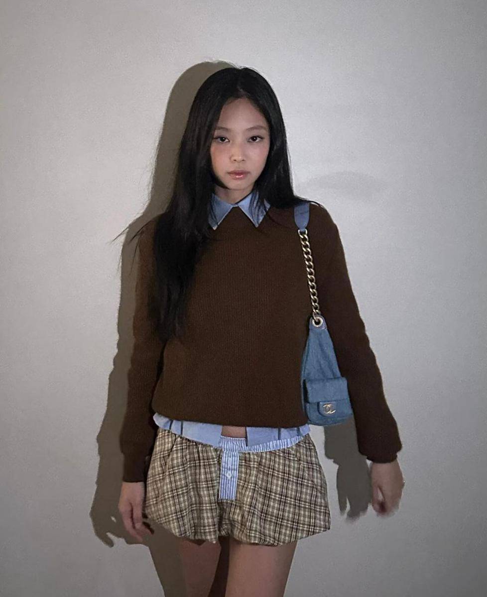 ide padu padan mini skirt ala Jennie BLACKPINK (instagram.com/jennierubyjane)