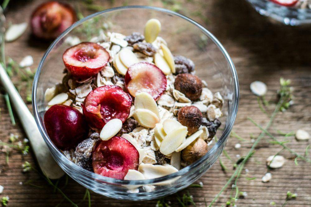 ilustrasi buah plum untuk topping oatmeal (unsplash.com/moniqa)