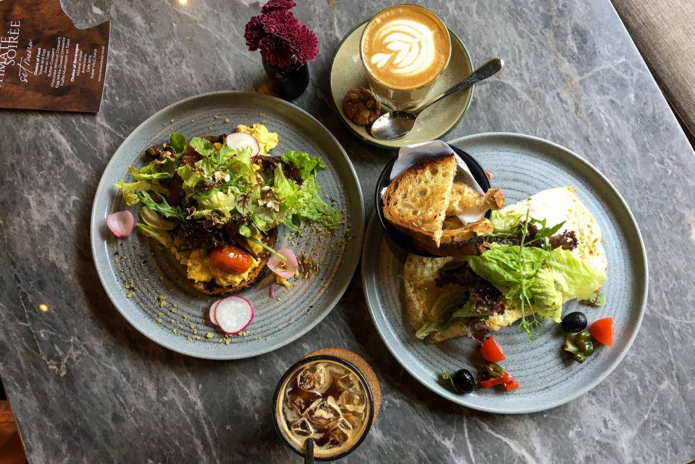Ada menu all day breakfast dan kopi juga (dok.pribadi/Natalia Indah)
