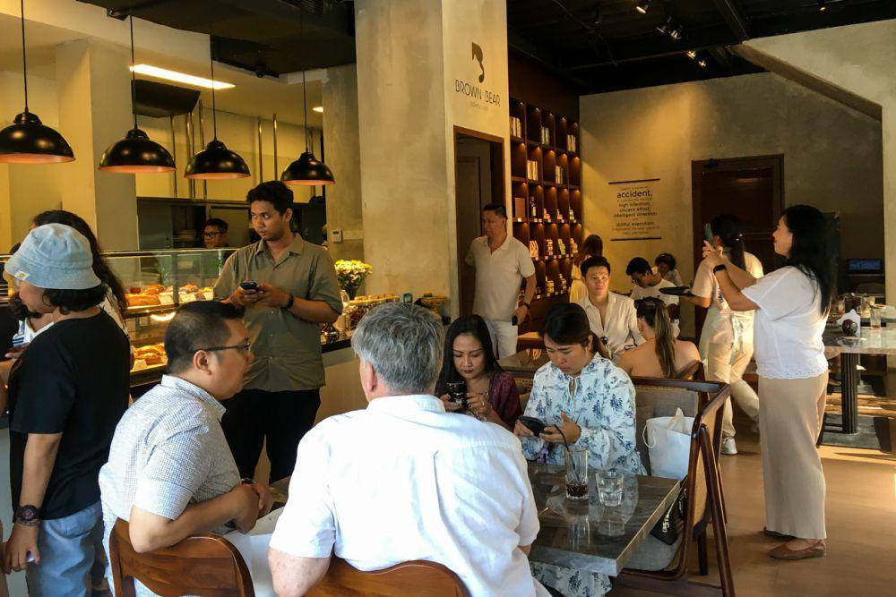 Suasana lantai bawah Brown Bear Bakery Cafe buat nongkrong santai (dok.pribadi/Natalia Indah)