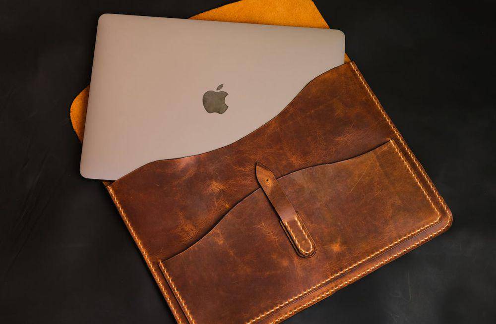 ilustrasi laptop sleeve (pexels.com/Bilakis)
