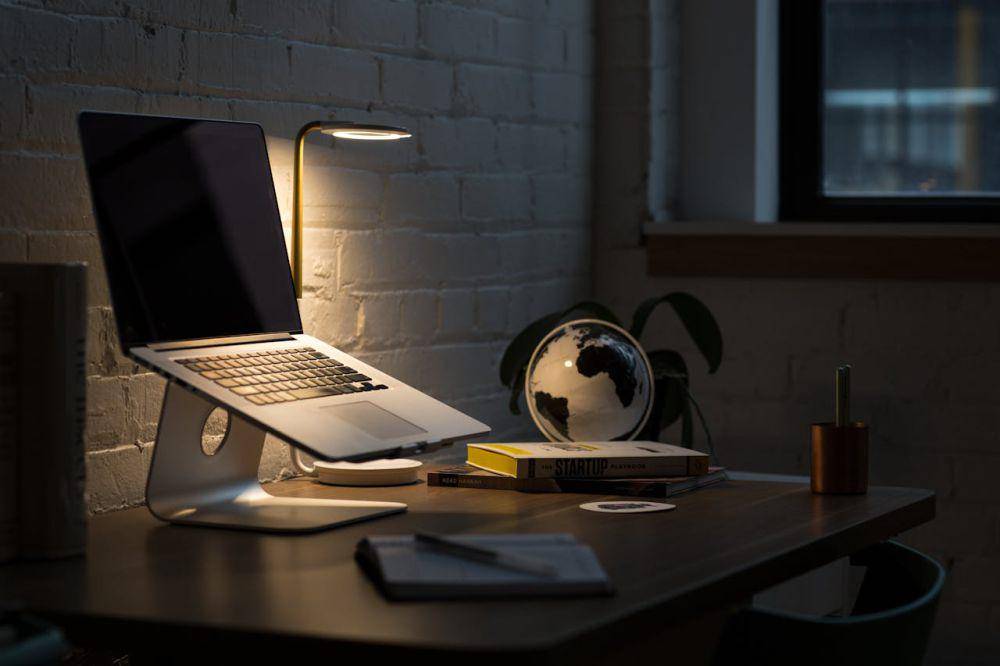 ilustrasi stand holder laptop (pexels.com/Burst)