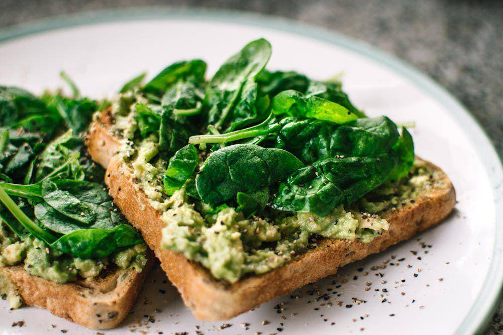 ilustrasi spinach cream toast (pexels.com/LisaFotios)