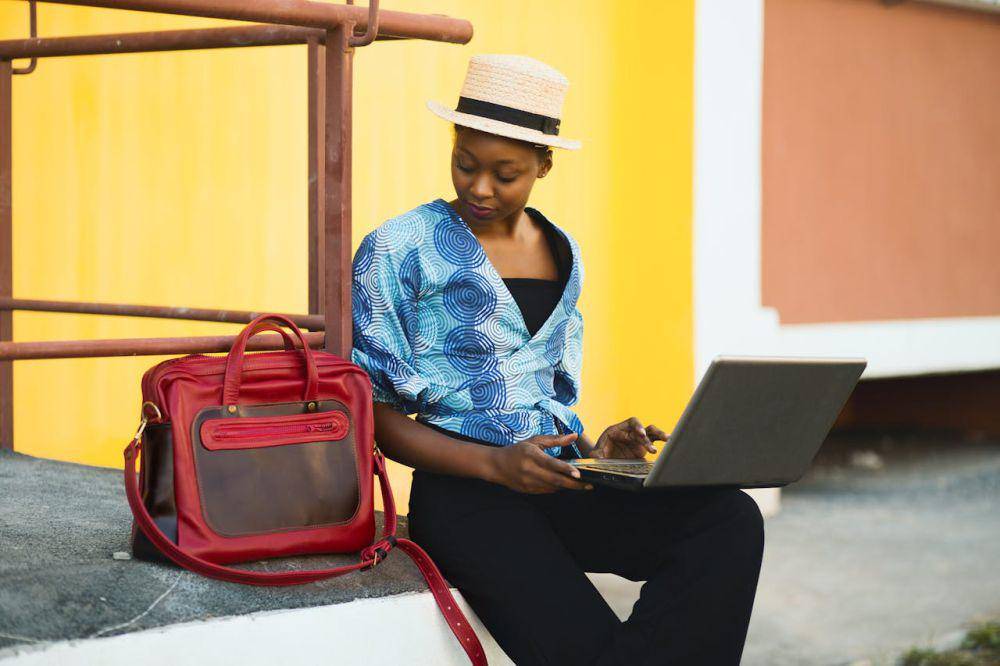 ilustrasi laptop bag (pexels.com/Godisable Jacob)